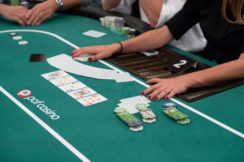 Cách Chia Bài Poker - Nghệ Thuật Và Chiến Lược Trong Từng Lá Bài 3 Chuẩn Bị Trước Khi Chia Bài